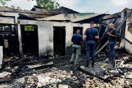 Colegiala provocó incendio que mató a 19 jóvenes en Guyana tras incautarle celular