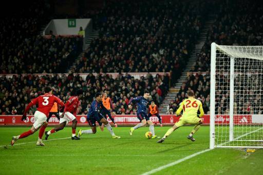 Arsenal pincha en Nottingham pero City y Liverpool no lo aprovechan