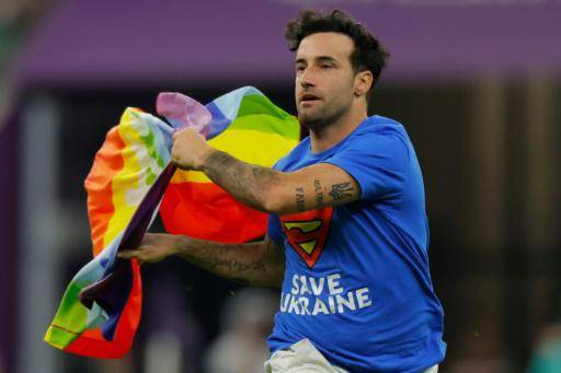 Liberado sin consecuencias el hombre que entró con una bandera arcoíris en el Portugal-Uruguay
