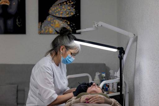 Cerca del frente en Ucrania, la belleza brinda una vía de escape de la guerra