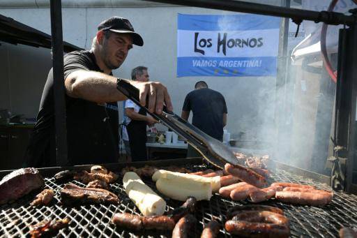 En la capital de la barbacoa, la hinchada argentina cree que el asado es campeón