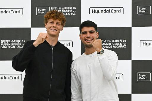 Jannik Sinner (izquierda) y Carlos Alcaraz posan la víspera de su partido de exhibición en Corea del Sur