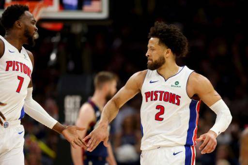 Cade Cunningham (derecha) celebra una canasta de los Detroit Pistons con su compañero Paul Reed en la victoria ante los Cleveland Cavaliers el 15 de mayo de 2026