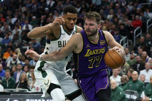 Luka Doncic (derecha), de Los Angeles Lakers, defendido por Giannis Antetokounmpo, de los Milwaukee Bucks, en un partido de la pasada temporada de la NBA