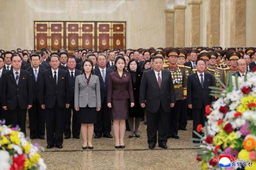 La hija del líder norcoreano Kim Jong Un visita un simbólico mausoleo en Pyongyang