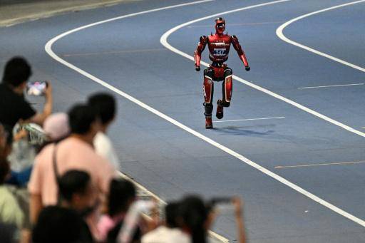 Robots pulverizan récords humanos en competición robótico-deportiva en Pekín