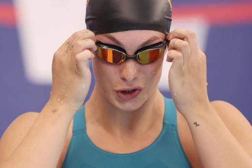 La nadadora canadiense Penny Oleksiak antes de competir en la final femenina de 100 metros libres en la TYR Pro Swim Series Westmont, en Westmont, Illinois (EEUU), el 6 de marzo de 2025