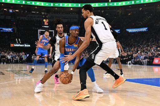 Shai Gilgeous-Alexander, de los Oklahoma City Thunder, defendido por Victor Wembanyama, de los San Antonio Spurs, en el partido del 13 de enero de 2026