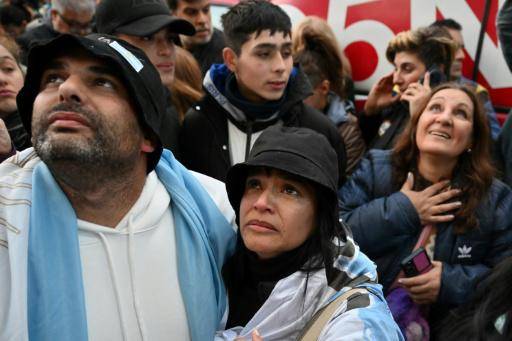 Cientos apoyan a Kirchner frente a su casa a la espera de resolución sobre prisión domiciliaria