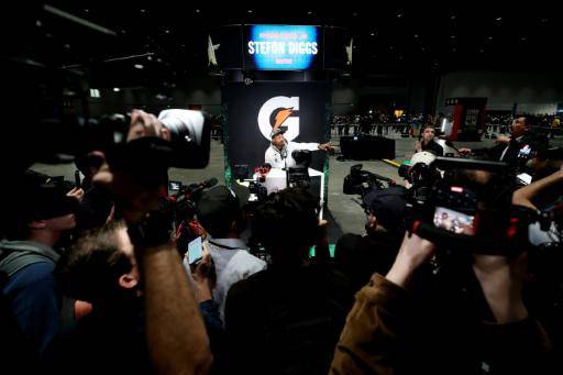 Cascos fuera: las estrellas se sinceran al abrirse el circo del Super Bowl