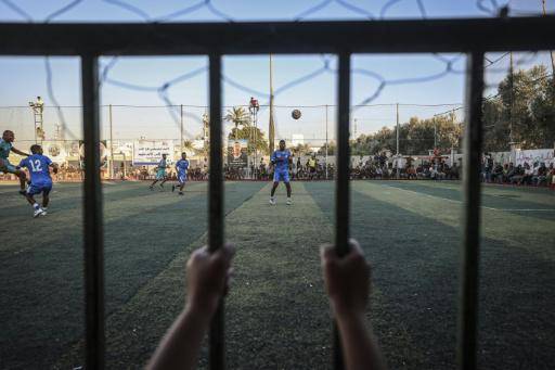 Un espectador observa el partido inaugural de la Copa de los Mil Mártires entre el Shabab Rafah y el Kadamat Rafah, en Deir al-Balah, en la Franja de Gaza, el 4 de septiembre de 2026