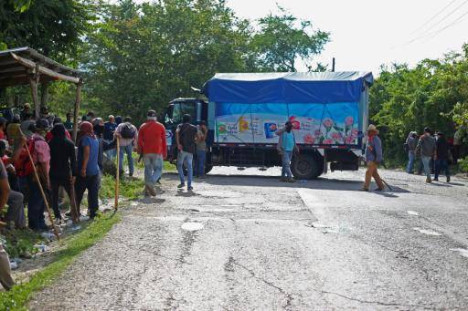 Civiles retienen a policías y militares en una convulsa región de México