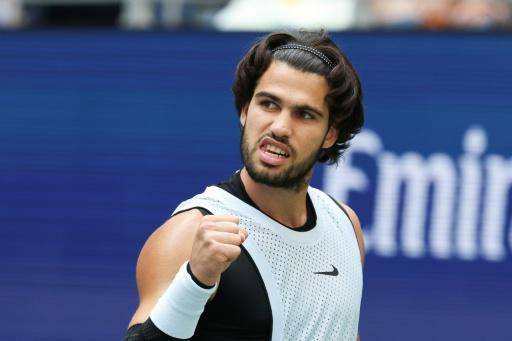 Alcaraz barre a Tommy Paul y asalta los cuartos del Abierto de EEUU