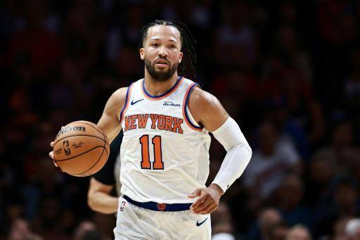 Jalen Brunson avanza con el balón durante un partido de la NBA entre los Miami Heat y los New York Knicks, el 26 de octubre de 2025 en la ciudad estadounidense de Miami