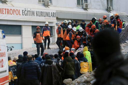 Los equipos de rescate evacuan a una víctima del terremoto encontrada entre los escombros de un edificio derruido en Gaziantep, Turquía, el 7 de febrero de 2023