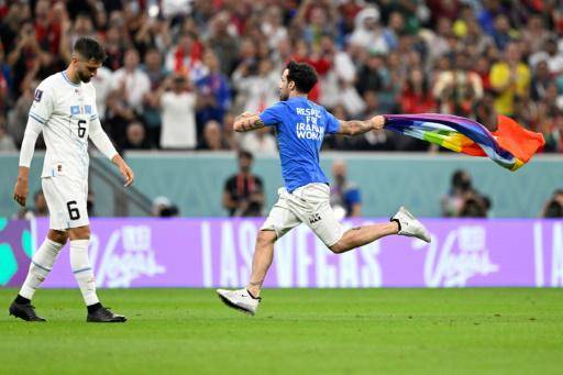 Un hombre con una bandera arcoíris entra en la cancha del Portugal-Uruguay