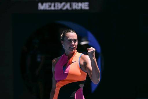 La bielorrusa Aryna Sabalenka celebra su victoria contra la estadounidense Iva Jovic en el partido de cuartos de final individual femenino del torneo de tenis Abierto de Australia, celebrado en Melbourne el 27 de enero de 2026