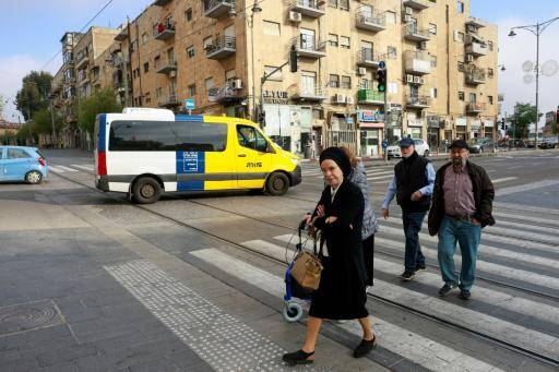 Personas cruzando la calle en Jerusalén el 14 de abril de 2024