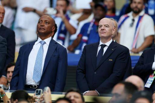 Nueve de diez en 16avos: el presidente del fútbol africano lo celebra