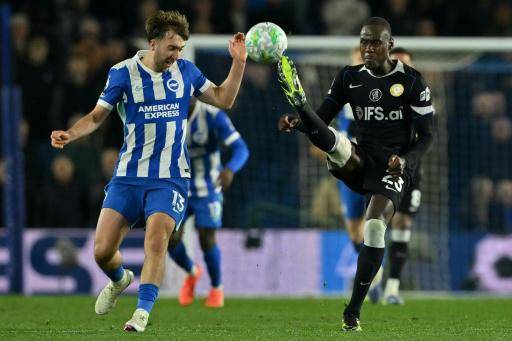 El defensa inglés del Chelsea, Trevoh Chalobah (derecha), disputa el balón con el centrocampista inglés del Brighton, Jack Hinshelwood, durante el partido de la Premier League Brighton-Chelsea, en el American Express Community Stadium de Brighton, el 21 de abril de 2026