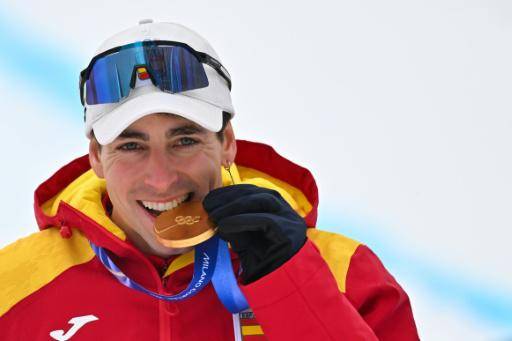 Oriol Cardona muerde su medalla olímpica de oro tras ganar el esprint de esquí de montaña en los Juegos de Invierno de Milán-Cortina. En Bormio (norte de Italia), el 20 de febrero de 2026