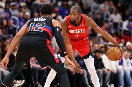 Durant anota 32 puntos en triunfo de Rockets sobre Pistons en la NBA