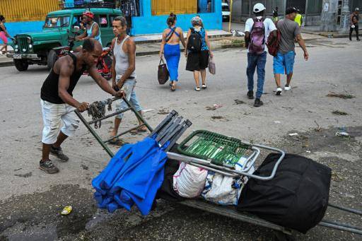 Cuba abre gasolineras, farmacias y geriátricos al sector privado