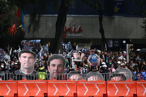 Checo Pérez renueva con Cadillac y ofrece cálida exhibición en México