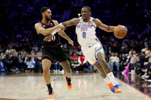 Jalen Williams, número 8 de los Oklahoma City Thunder, se abre paso entre la defensa de Cameron Payne, número 20 de los Philadelphia 76ers, durante la primera mitad del partido disputado en el Xfinity Mobile Arena el 23 de marzo de 2026 en Filadelfia, Pensilvania