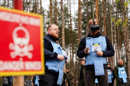 El príncipe Enrique (drcha.) prueba la tecnología para la detección de minas, cerca de la ciudad ucraniana de Bucha, el 24 de abril de 2026