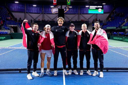 (De I a D) Alexis Galarneau, Liam Draxl, Gabriel Diallo, Nicolas Arseneault, Cleeve Harper y Frank Dancevic, del equipo de Canadá posa tras vencer a Brasil en la primera ronda de la Copa Davis el 7 de febrero de 2026 en Vancouver, suroeste de Canadá