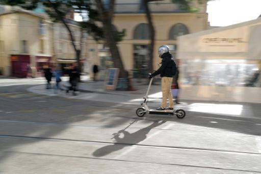 París obliga a usuarios de patinetas eléctricas a llevar casco ante aumento de lesiones