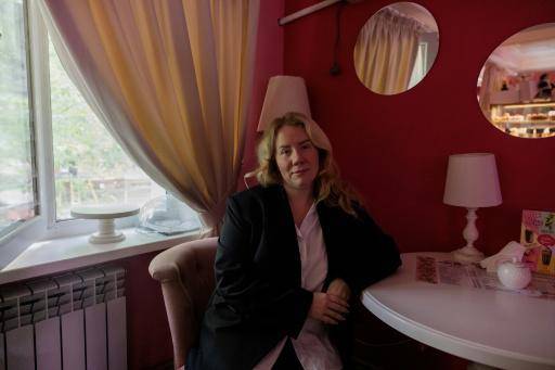 Cerca del frente en Ucrania, la belleza brinda una vía de escape de la guerra