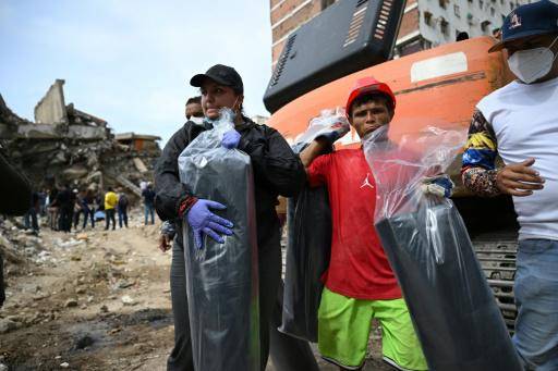 Un taller de moda pasa a confeccionar bolsas mortuorias tras los terremotos en Venezuela