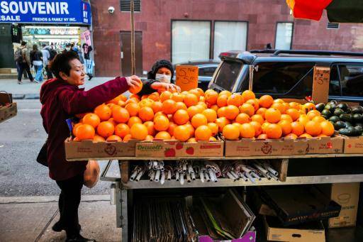 Un puesto de venta de frutas en una calle de Nueva York el 23 de abril de 2024