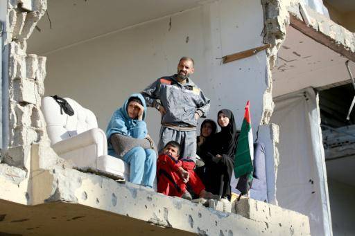Una boda colectiva brinda una inusual escena de felicidad entre las ruinas de Gaza