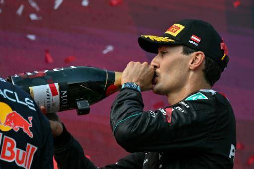 El piloto británico de Mercedes George Russell celebra con champán sobre el podio su victoria en el Gran Premio de Fórmula 1 de Austria, el 28 de junio de 2026 en el circuito Red Bull Ring, en Spielberg