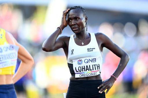 La atleta sursudanesa Anjelina Nadai Lohalith, del Equipo Olímpico de Refugiados, compite en una serie de 1.500 metros en el Campeonato del Mundo de Eugene (Oregón, EEUU), el 15 de julio de 2022