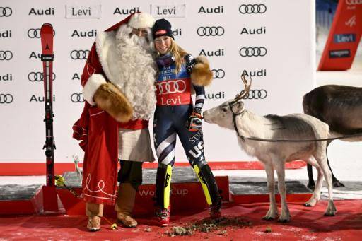 La esquiadora estadounidense Mikaela Shiffrin posa con un Santa Claus tras el eslalon de la Copa del Mundo en Levi, Finlandia, el 15 de noviembre de 2025