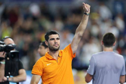 El tenista español Carlos Alcaraz saluda tras imponerse al brasileño Joao Fonseca en el partido de exhibición en Miami el 8 de diciembre de 2025