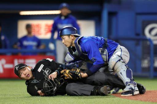 Béisbol japonés estudia sancionar los swings peligrosos de los bateadores