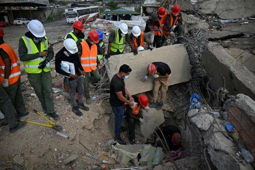 Como sabueso, un rescatista recupera restos de su primo en Venezuela