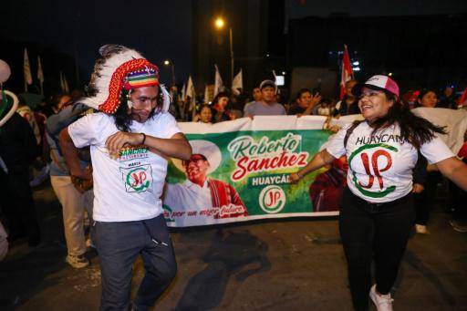Candidatos cierran campaña presidencial en Perú ante un final de fotografía