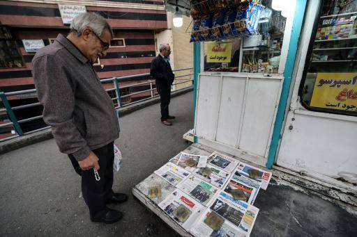 Un hombre lee las portadas de los periódicos iraníes, que informan sobre la primera ronda de negociaciones con Estados Unidos, el 7 de febrero de 2026 en un quiosco de Teherán