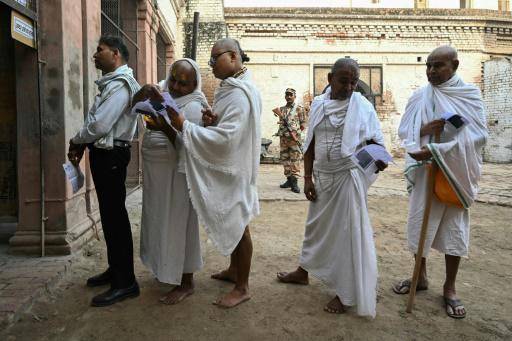 India reanuda sus elecciones en medio de un calor sofocante