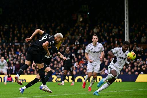 Arsenal, rey de los córners, más cerca de la corona en la Premier