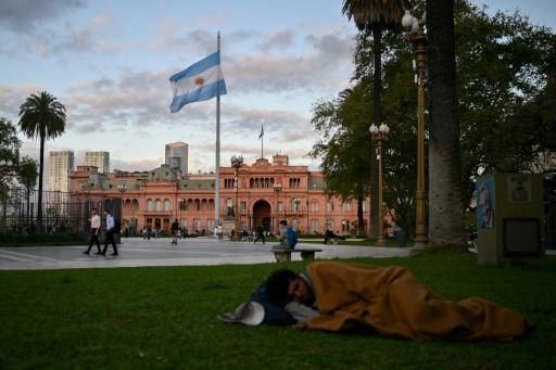 Endeudados para subsistir: argentinos se hunden en préstamos impagables