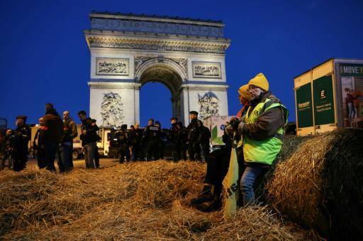 Agricultores franceses protestan junto al Arco del Triunfo de París
