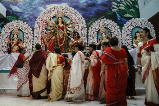 Hindúes celebran en Bangladés su mayor festividad religiosa pese al miedo a atentados