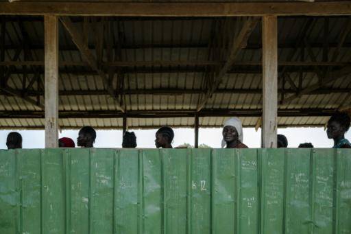 Unas mujeres hacen fila para recibir raciones de comida en un centro de distribución en el campamento de desplazados internos de Bentiu, en Sudán del Sur, el 6 de noviembre de 2025